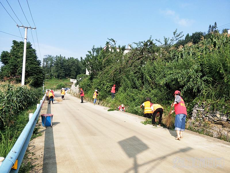 志愿者清理路面.jpg