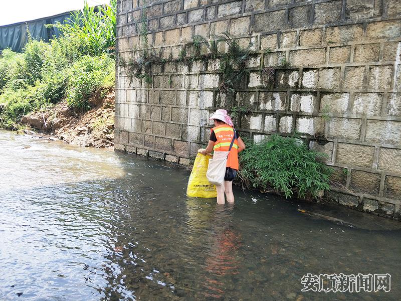 吴景翠在打捞河道垃圾.jpg