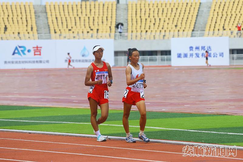 图为安顺参赛选手郭如意（左一）在比赛中。.jpg