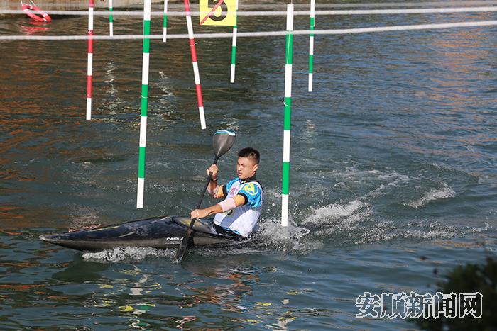省运会竞技体育组皮划艇激流回旋项目.jpg