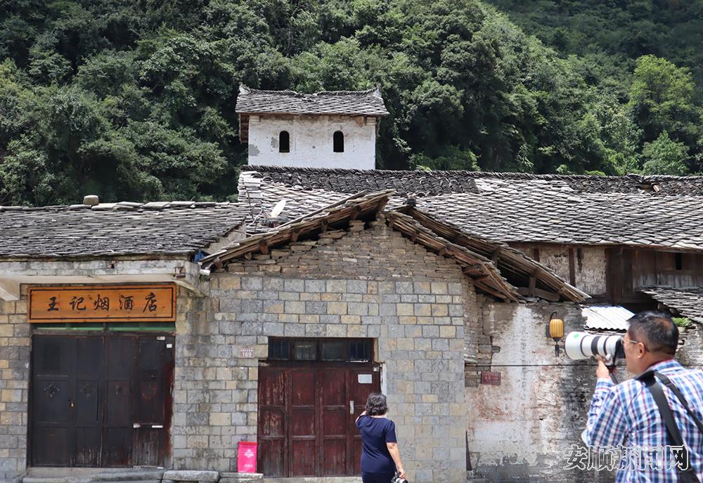 摄影家们在七眼桥本寨村观览并摄影.jpg
