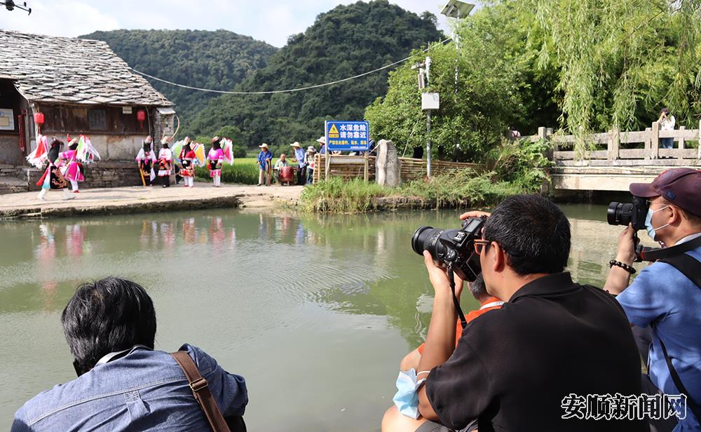 摄影家们在大西桥镇鲍家屯村观看屯堡地戏跳米花神展演并摄影.jpg