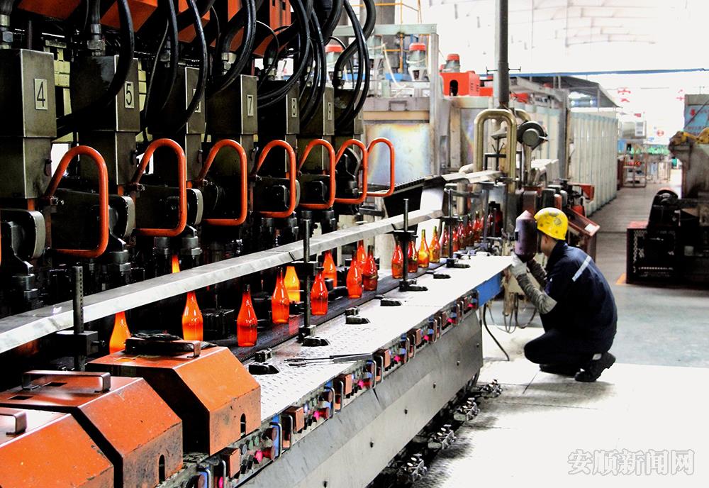 贵州华兴玻璃有限公司生产车间  陈斌 摄.jpg