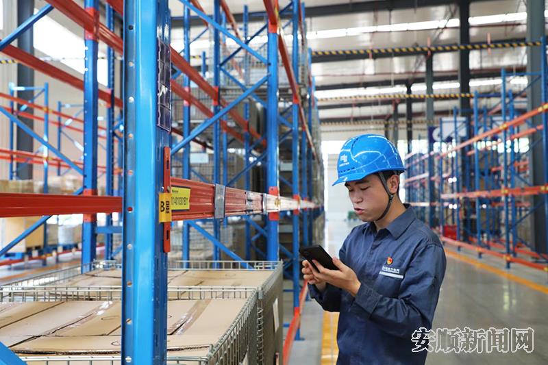 工作人员在展示仓储运行模式.jpg
