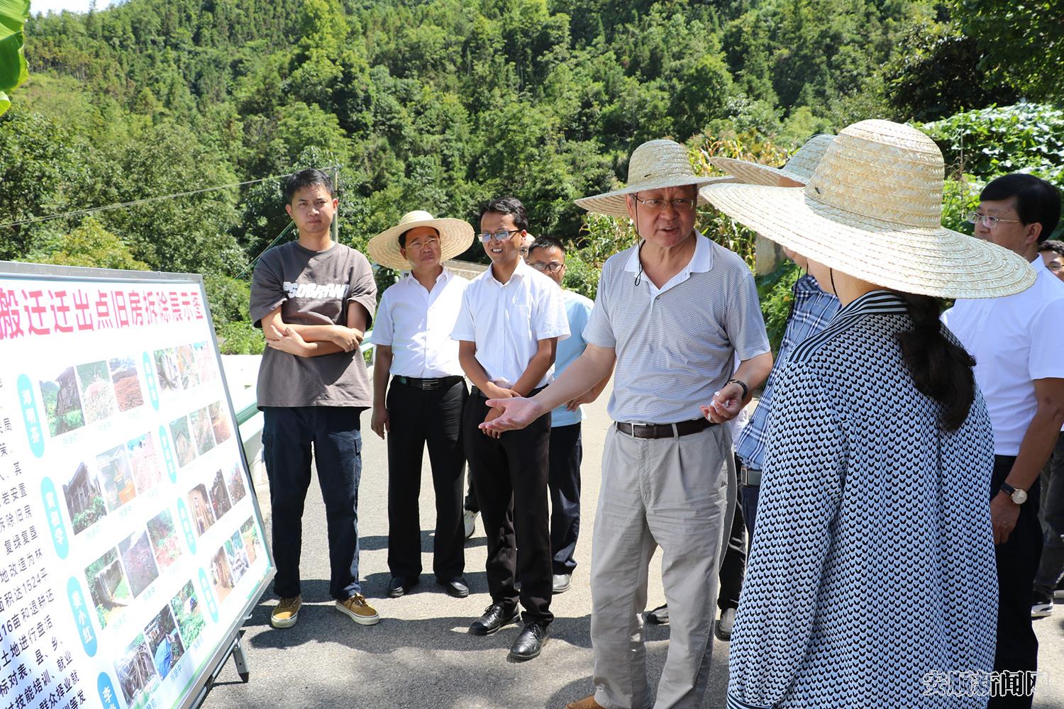 张红宇一行在白石岩村屯上组调研.jpg