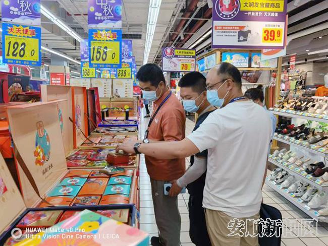 我市开展中秋月饼过度包装执法检查.jpg