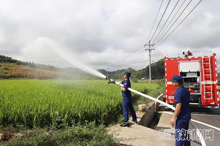 消防员在经开区宋旗镇运水帮农户浇灌.jpg