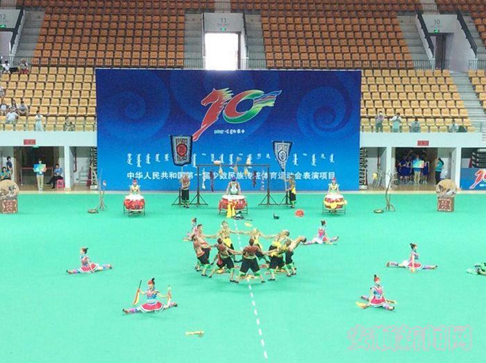 安顺学院贵州省少数民族运动会的民族舞蹈表演.jpg