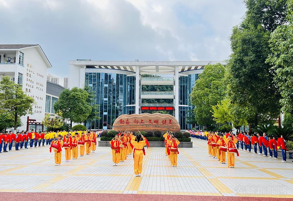 安顺市第八小学龙青路校区开学典礼 (2).jpg