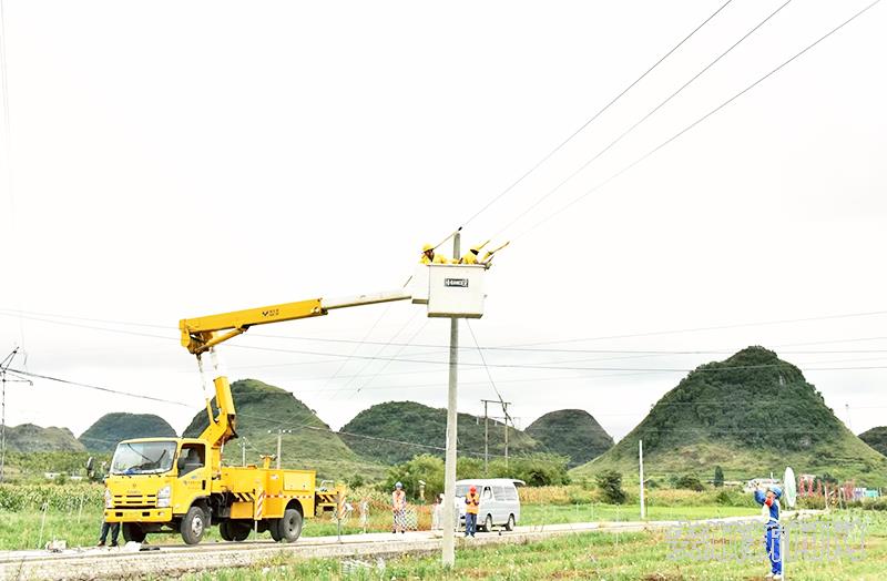 开展带电作业，为安特普新能源材料公司顺利投产“提速”。（倪纯 摄）.jpg