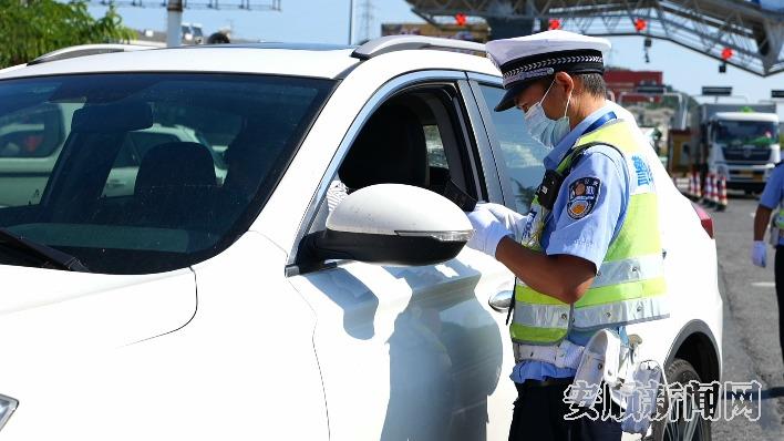 交警在对来安车辆进行防疫检查.jpg