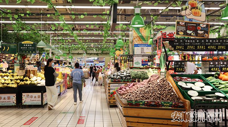 大润发超市内，时蔬区摆满了蔬菜水果。.jpg