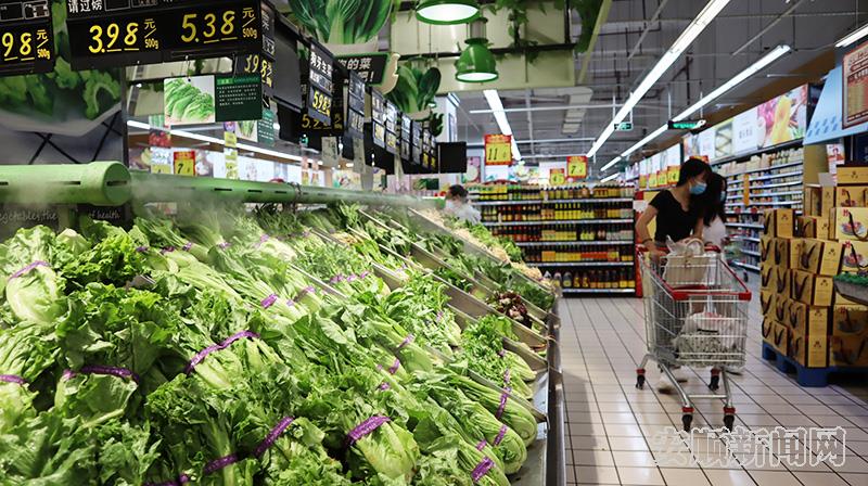 黄果树大街的大润发超市，商品多样、货源充足。.jpg