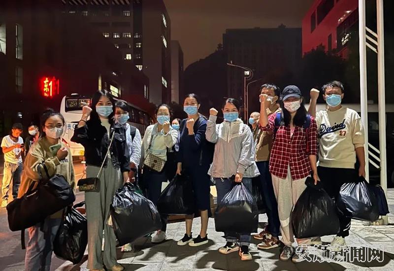 安顺市人民医院援“筑”医务人员.png