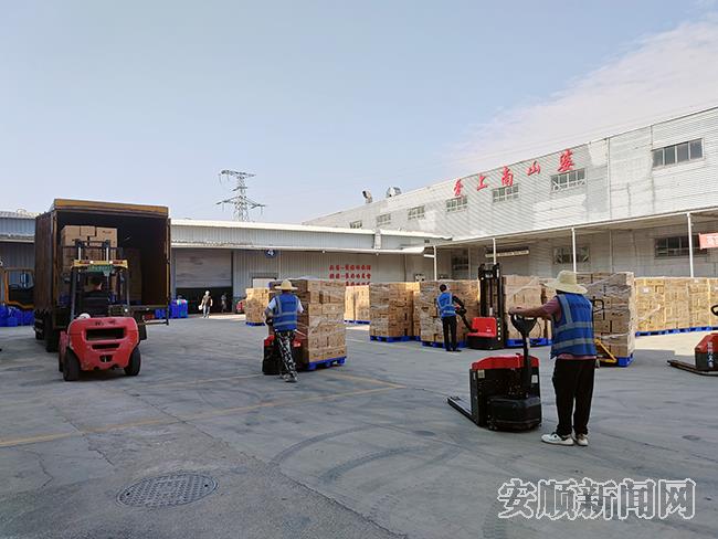 工人们正忙着用叉车把物资从仓库里运出.jpg
