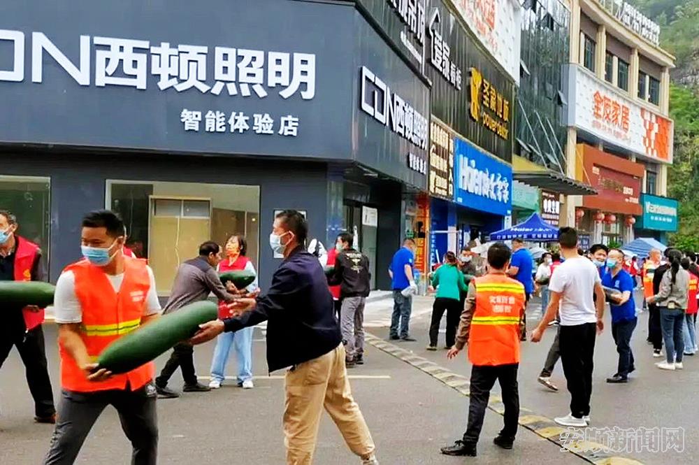 志愿者正在搬运全县各地运来的爱心物资.jpg