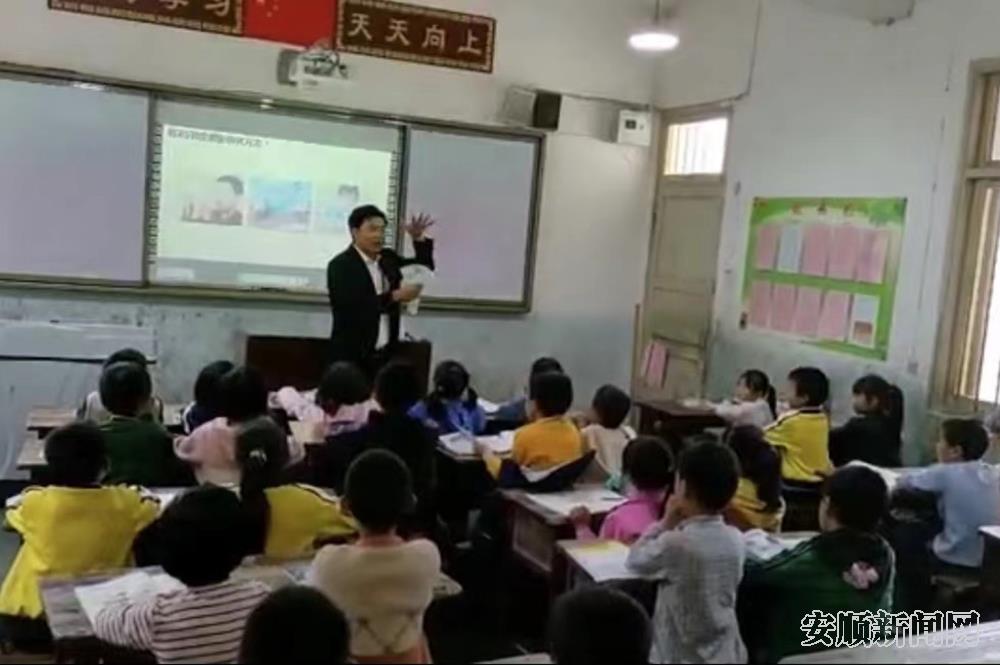 卢德运老师在猴场小学支教.jpg