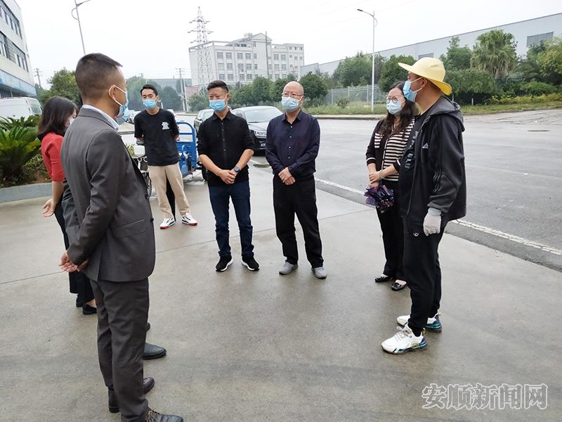 平坝区政协到夏云镇疫情防控各卡点了解现场防疫物资储备情况，并及时协调解决。.jpg