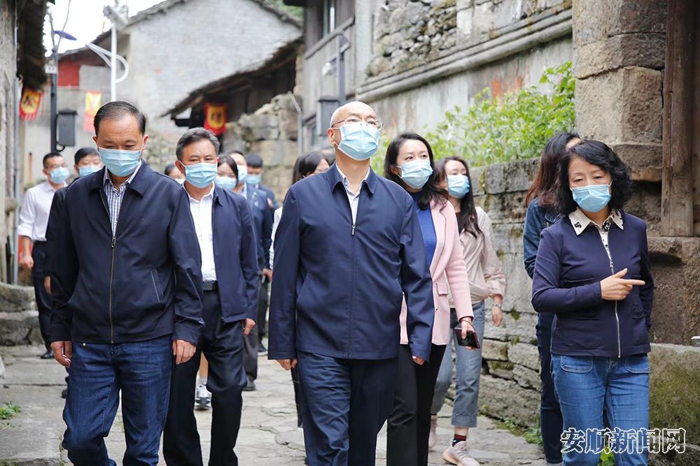 胡吉宏在云山屯调研.jpg