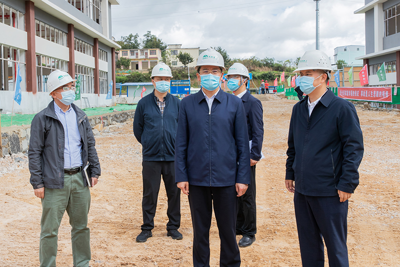 镇宁轻工产业园区标准厂房项目点，检查项目建设、施工安全等工作开展情况.jpg