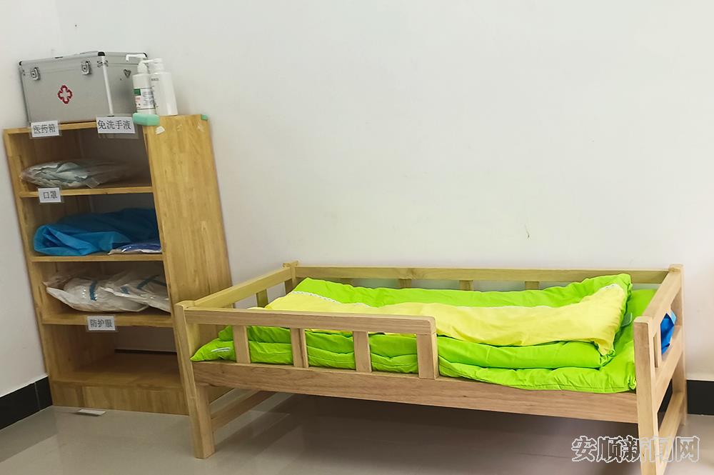 幼儿园设置的隔离房间.jpg