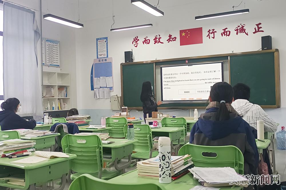 留校学生进行线下教学学习.jpg