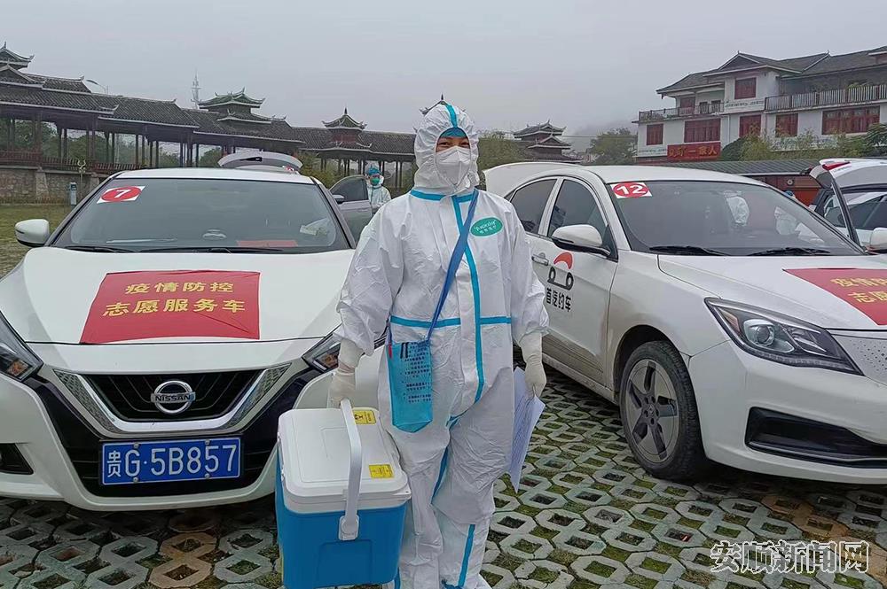 罗青在核酸样本转运点.jpg