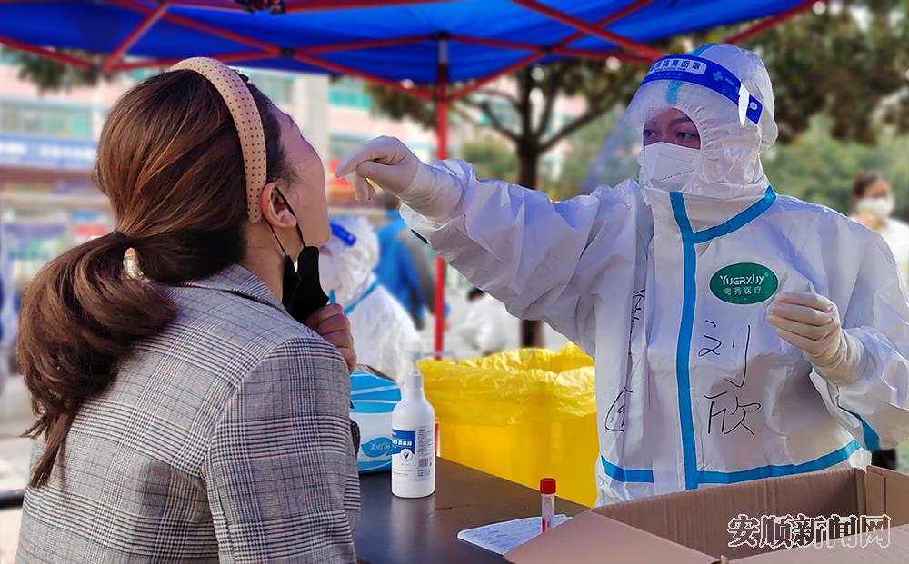 刘欣给市民做核酸检测.jpg