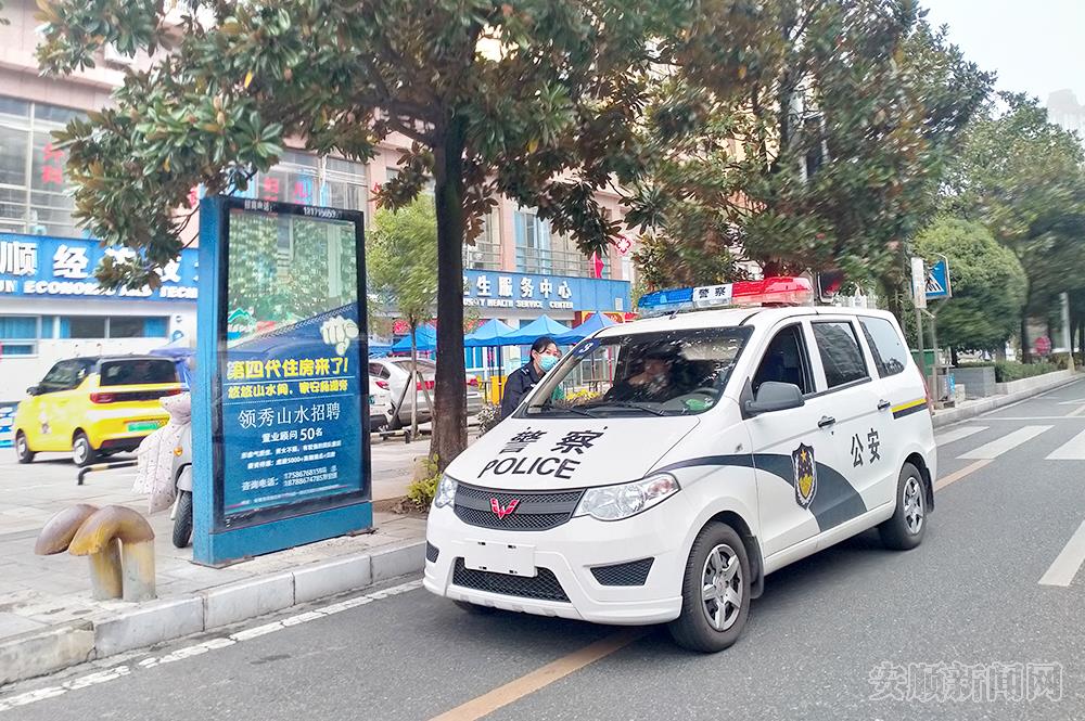 民警在道路巡逻强化社会面防控1.jpg