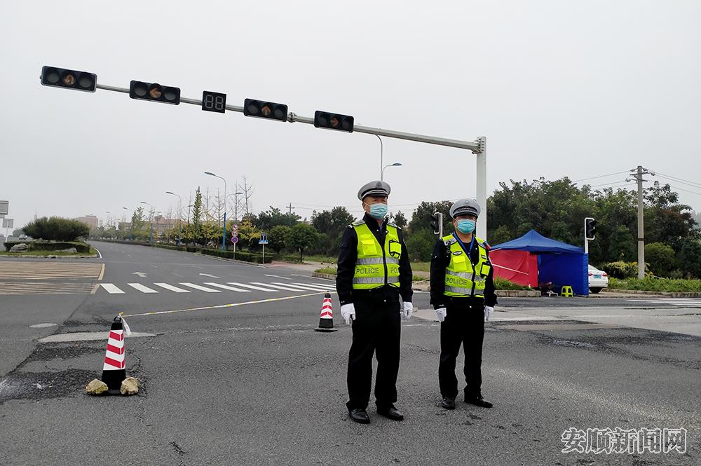 民警在二环路新阳村路口坚守阵地1.jpg
