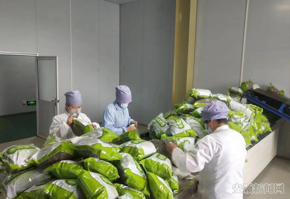 工人在生产车间包装产品.jpg