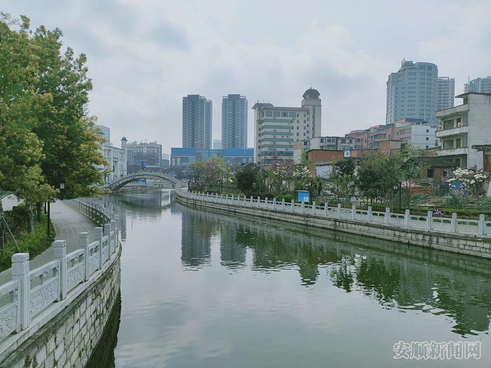 水清岸绿的贯城河.jpg