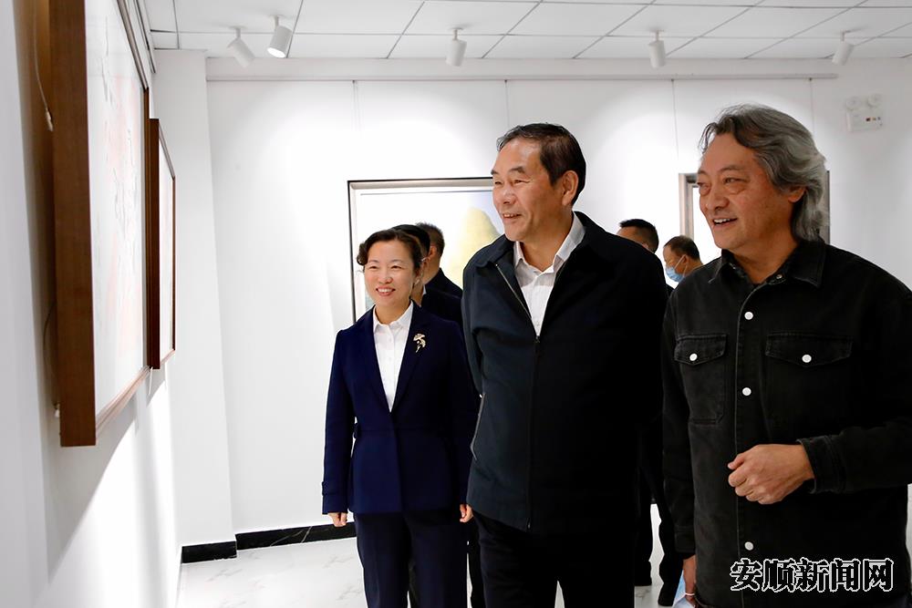 陈坚参观安顺市“喜庆二十大 同心跟党走”书画展.jpg