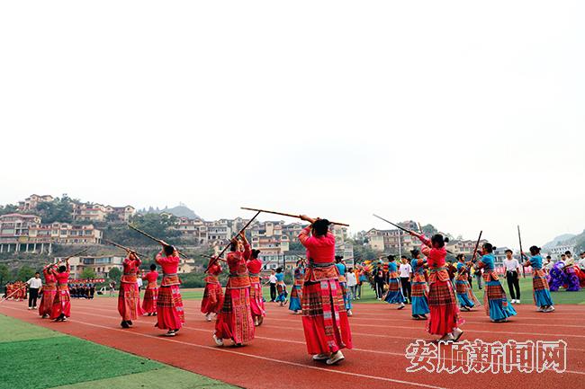 关岭民中学生正在表演苗族花棍舞.jpg