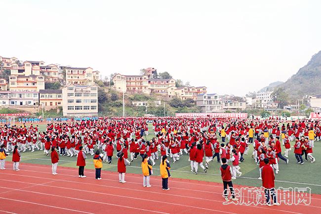 关岭民中大课间芦笙操.jpg