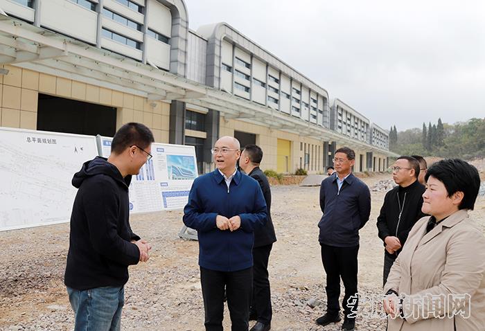 胡吉宏在亚东胰岛素制药生产建设项目点宣讲党的二十大精神并调研.jpg