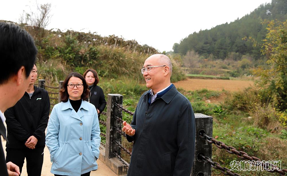 胡吉宏在西秀区杨武乡红军桥向基层干部群众宣讲党的二十大精神并开展巡河工作.jpg