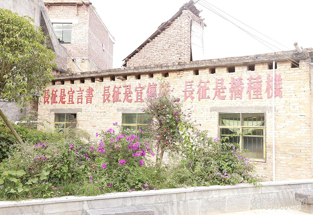 板袍村新建的美丽红色小楼.jpg