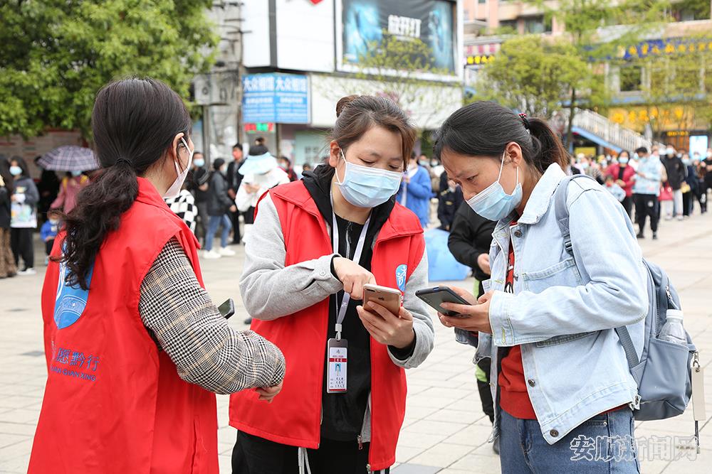 2022年4月5日，志愿者帮助群众进行核酸检测登记.jpg