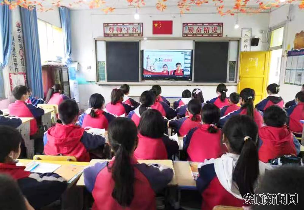 学生们在课堂上观看红色宣讲.jpg