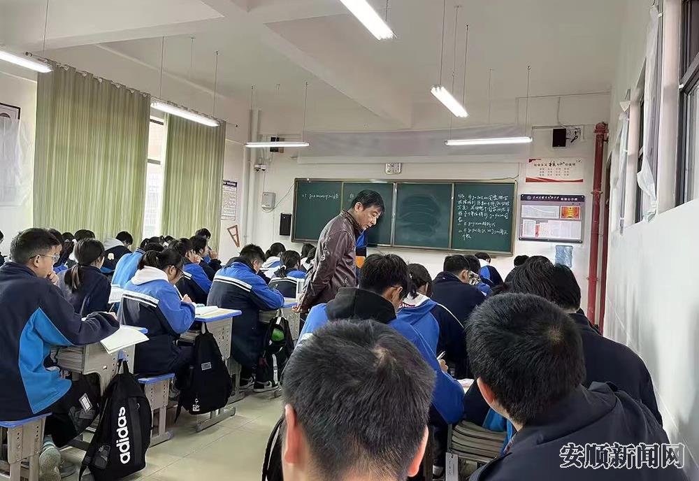 李角猛老师正在上数学示范课.jpg