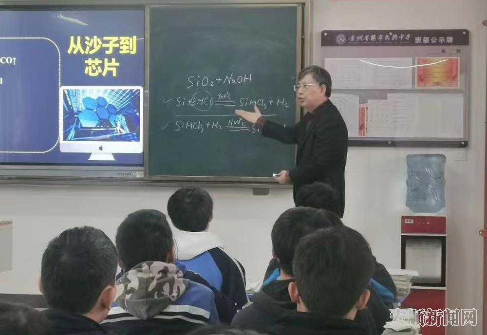 张正文老师正给高三学生在上化学示范课.jpg