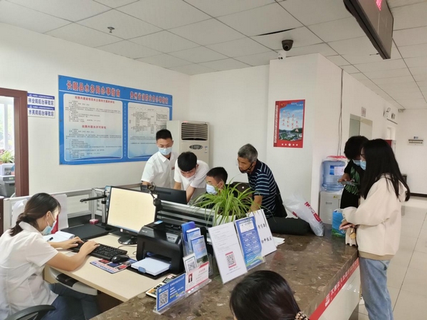 工作人员辅导办事群众申请填报助学贷款申请。