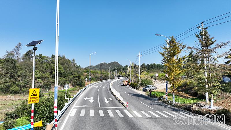 沿线标线施划及安装中央隔离栏.jpg