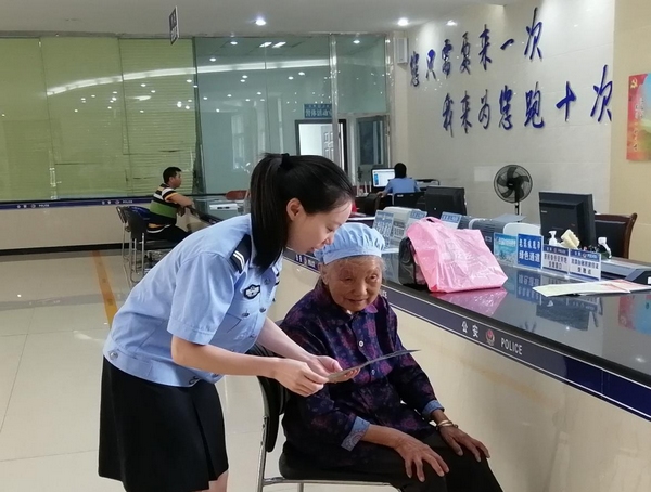 工作人员为老年人做政策解读。