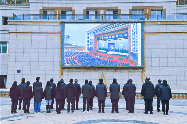 在关岭自治县民族广场上，当地干部群众自发收听收看江泽民同志追悼大会.jpg