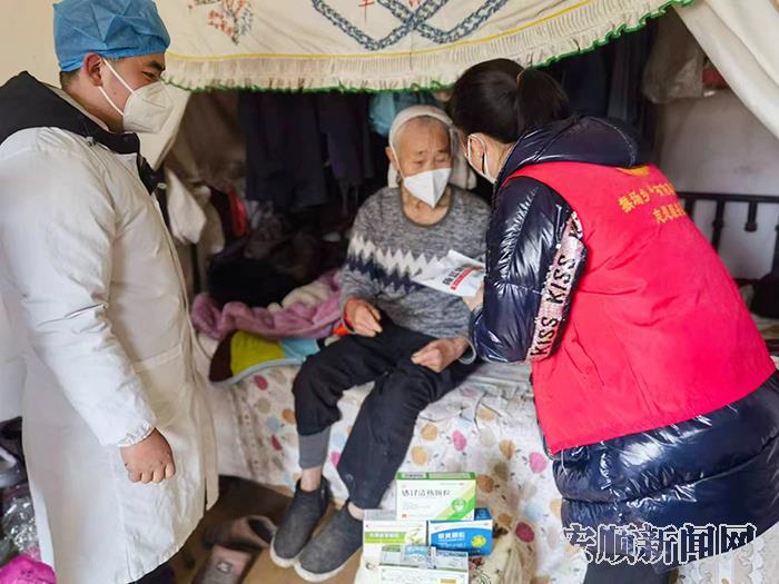 普定县猴场乡： 送医送药送慰问.jpg