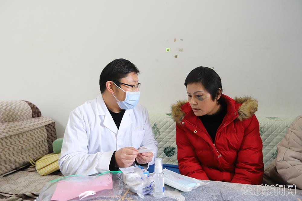 讲解”防疫健康包“使用方法.jpg