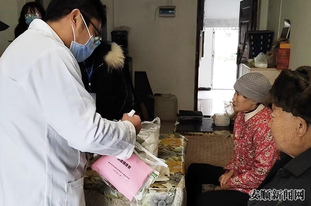 为65岁及以上老人重点人群送“防疫健康包”.jpg