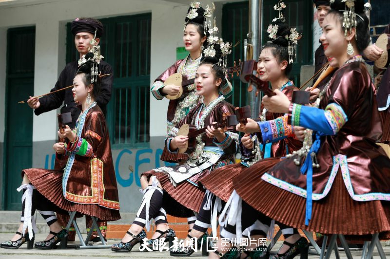 358101-2021年5月25日，在贵州省从江县高增乡小黄小学，来自贵州民族大学的学生在弹唱侗族琵琶歌。.jpg